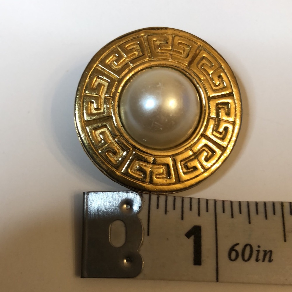 VINTAGE GIVENCHY GOLD TONE AND PEARL ROUND CLIP-ON EARRINGS - Picture 14 of 15